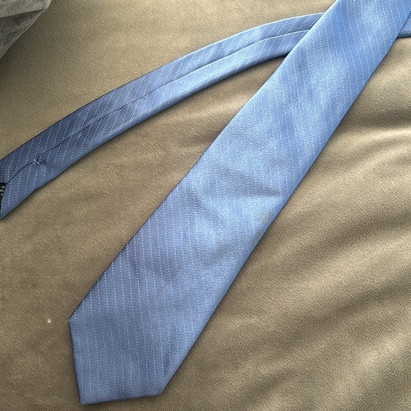 Valentino Blue Pinstriped Mens Tie 100% Seta Silk - Picture 2 of 6